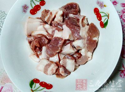 小麥面粉600克,肥瘦豬肉500克,大蔥15克,味精3克 小麥面粉600克,肥瘦豬肉500克,大蔥15克,味精3克