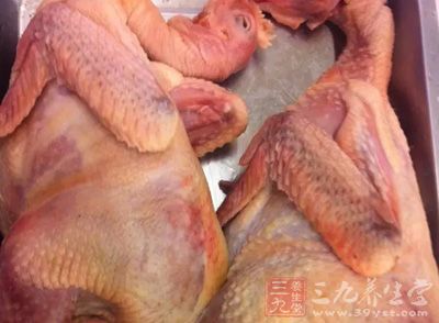 茸、半粒蒜、洋蔥茸1粒、糯米2斤、雞肉300克、水煮蛋3粒、臘腸1串、干香菇5朵 茸、半粒蒜、洋蔥茸1粒、糯米2斤、雞肉300克、水煮蛋3粒、臘腸1串、干香菇5朵