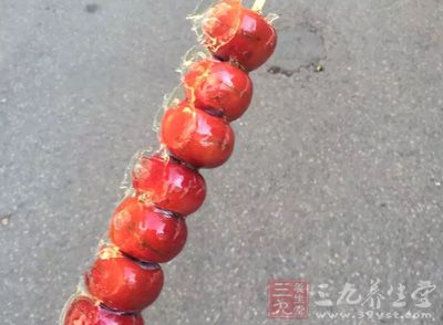 新鮮山楂30顆，竹簽6-10根，白砂糖250克