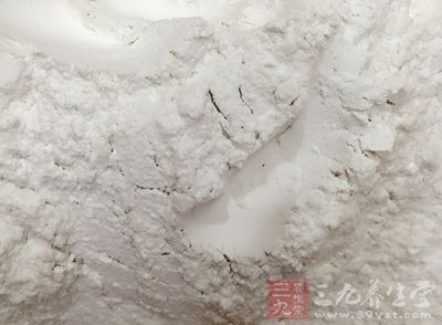 面粉100g，米飯，胡蘿卜丁，黃瓜丁，臘腸丁，鹽，胡椒粉，醬油，豬油，雞蛋50g