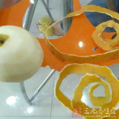 制作冰糖雪梨水的主要材料有：冰糖一袋、梨兩個