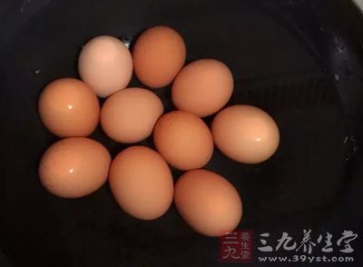 玉米面400克,白面100克,雞蛋3個,白糖,發酵粉1克,花生油50克 玉米面400克,白面100克,雞蛋3個,白糖,發酵粉1克,花生油50克