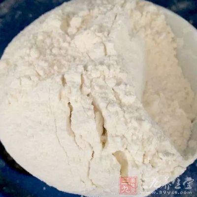 玉米粉300g、面粉200g、雞蛋2個、植物油3茶匙 玉米粉300g、面粉200g、雞蛋2個、植物油3茶匙