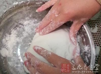 活好的餃子面團、各種小菜 活好的餃子面團、各種小菜