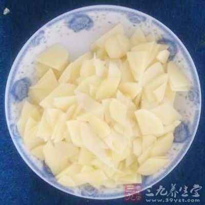 土豆和胡蘿卜去皮，切成滾刀塊