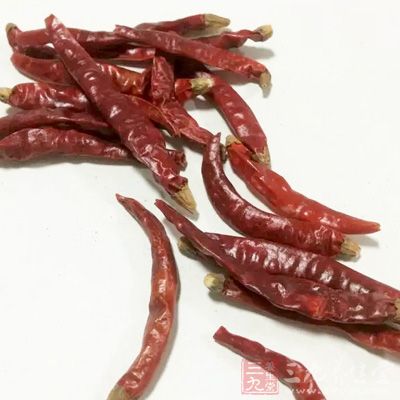 鴨舌260克,青紅尖椒各100克,甜面醬40克,色拉油50克 鴨舌260克,青紅尖椒各100克,甜面醬40克,色拉油50克