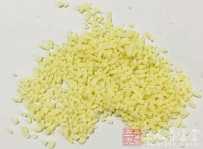鴨舌1000克,百靈菇500克,菜心100克,雞清湯500克,雞油l00克,雞精、食鹽各適量 鴨舌1000克,百靈菇500克,菜心100克,雞清湯500克,雞油l00克,雞精、食鹽各適量