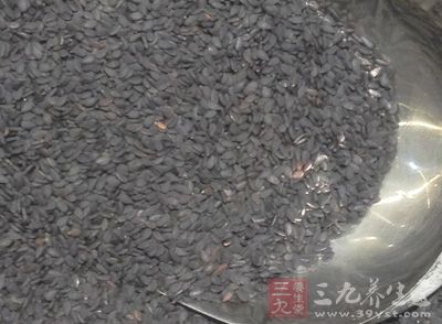第一步需要的食材,黑芝麻、黑豆(提前浸泡)、黑米 第一步需要的食材,黑芝麻、黑豆(提前浸泡)、黑米