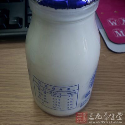 鮮奶中的鈣質，木瓜中的維生素C，都是人體中所需的營養成份