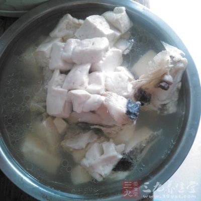 魚頭炖豆腐不僅可以為我們驅寒,還可以為我們補充充足的鈣元素 魚頭炖豆腐不僅可以為我們驅寒,還可以為我們補充充足的鈣元素