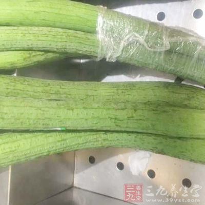 絲瓜、豆腐、油、蒜、生抽、鹽