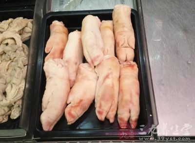 豬蹄(切塊),姜4片,大料1/4杯,醬油1/4杯,料酒1/4杯,糖1/2杯,鹽少許,油一大匙,醋一匙 豬蹄(切塊),姜4片,大料1/4杯,醬油1/4杯,料酒1/4杯,糖1/2杯,鹽少許,油一大匙,醋一匙