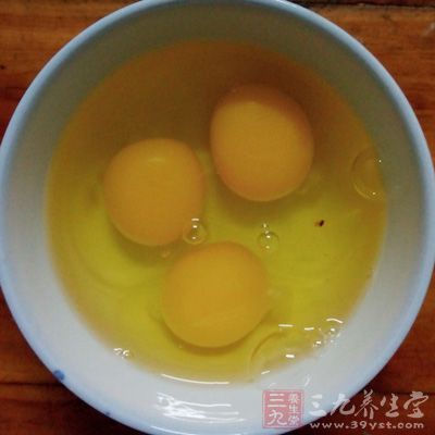 三個雞蛋打入碗中攪拌，在鍋中加入清水煮沸