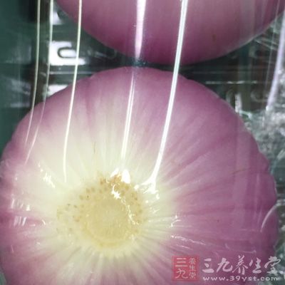 碎核桃仁30克，橄榄油3湯匙，洋蔥2個，切碎，新鮮蘑菇500克