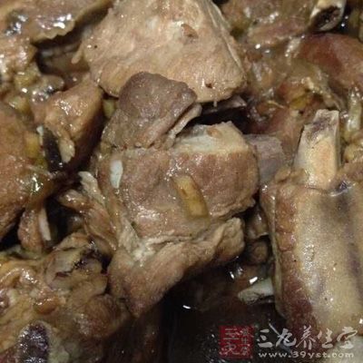 排骨、料酒、姜片、大料、酸菜、鹽、雞精，粉絲、醬油、蒜汁