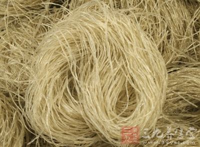 五花肉、粉條、八角、桂皮香葉和少許鹽、酸菜、蔥姜、鹽、雞精