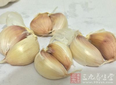 大蒜3瓣，生姜1小塊，八角1粒