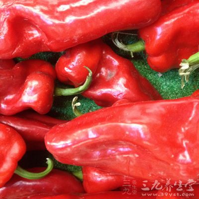 豆腐干、青紅椒、蒜苗1根、菜籽油、醬油、白糖少許、辣椒醬 豆腐干、青紅椒、蒜苗1根、菜籽油、醬油、白糖少許、辣椒醬