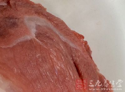 先將瘦豬肉進行用水清洗 先將瘦豬肉進行用水清洗