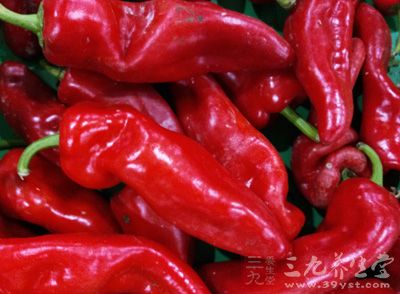 豆腐皮、紅椒、蒜苗1根、菜籽油、醬油、白糖少許、辣椒醬 豆腐皮、紅椒、蒜苗1根、菜籽油、醬油、白糖少許、辣椒醬