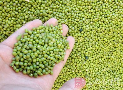 分別將綠豆、紅豆以及百合用清水進行清洗干淨 分別將綠豆、紅豆以及百合用清水進行清洗干淨