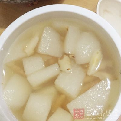 蓮藕丁、荸荠、冰糖放入燒鍋中同煮