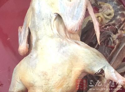 第一步需要的食材，銀杏干果3-4兩，老鴨一只