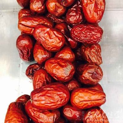 雞,銀杏仁,桂皮,八角,紅棗 雞,銀杏仁,桂皮,八角,紅棗