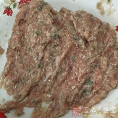 白菜葉8片(只要下面的葉子),肉餡250克,西紅柿一個(或番茄醬75克) 白菜葉8片(只要下面的葉子),肉餡250克,西紅柿一個(或番茄醬75克)