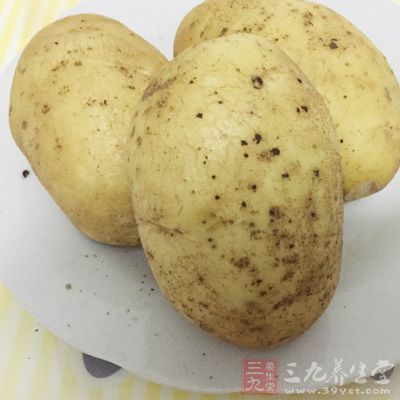 白菜，土豆，豬肉，蔥花，蒜，生抽，鹽，油