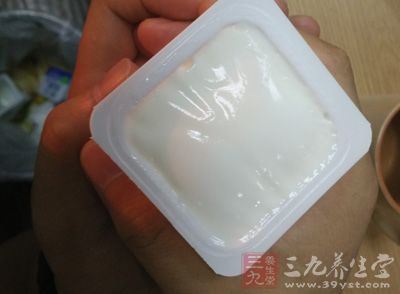 鮮奶(約500ml)兩袋，小杯酸奶(約100ml)一杯，白糖(用量隨自己口味而定)一大勺