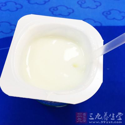 純牛奶500ml，原味酸奶125ml。電飯鍋，帶蓋瓷杯，勺子，微波爐