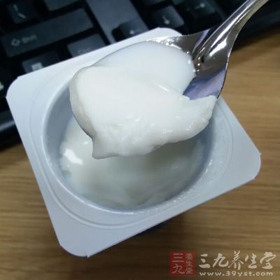 酸奶2杯，燕麥1杯，黑莓8顆