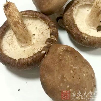 蘑菇50克，銀耳50克，西紅柿50克