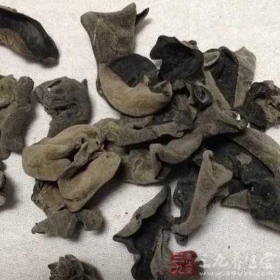 豬瘦肉100克,榛蘑一把兒,木耳適量,干黃菜適量 豬瘦肉100克,榛蘑一把兒,木耳適量,干黃菜適量