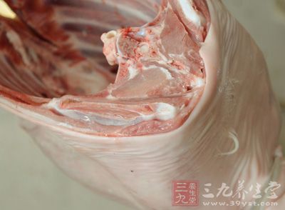 豬肉250克、鴨蛋、1個、色拉油適量、食鹽4克、味精2克、蔥5克、料酒5克、澱粉適量 豬肉250克、鴨蛋、1個、色拉油適量、食鹽4克、味精2克、蔥5克、料酒5克、澱粉適量
