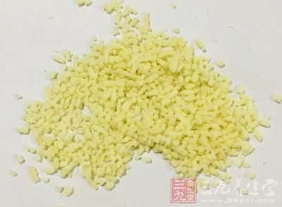 雞精2小勺，醬油2勺，小雞腿10串，豬肉500克