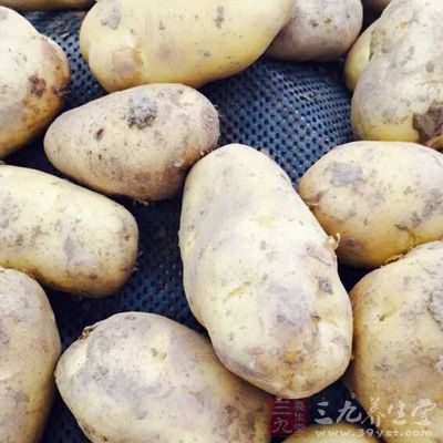 琵琶雞腿400g、土豆3個、洋蔥2個,胡蘿卜1個、大蔥半棵、姜一塊 琵琶雞腿400g、土豆3個、洋蔥2個,胡蘿卜1個、大蔥半棵、姜一塊