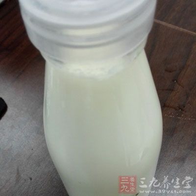 雞蛋1枚，牛奶120ml，白砂糖2茶匙(10g)，橙子1片