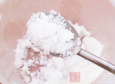 綠茶海綿蛋糕片適量,鮮奶油120ML,抹茶粉5克,吉利丁片1.5片,細砂糖20克 綠茶海綿蛋糕片適量,鮮奶油120ML,抹茶粉5克,吉利丁片1.5片,細砂糖20克