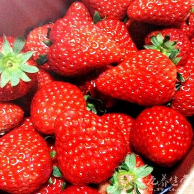 草莓400克,淡奶油300克,白砂糖100克,吉利丁片4片(約20克),牛奶100克 草莓400克,淡奶油300克,白砂糖100克,吉利丁片4片(約20克),牛奶100克