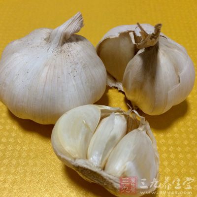 干地皮菜兩小把、蒜3瓣、辣椒油鹽、味精 干地皮菜兩小把、蒜3瓣、辣椒油鹽、味精