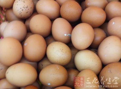 干地皮500克、土雞蛋4個、小香蔥6棵、干紅椒4個、香油、植物油、雞精 干地皮500克、土雞蛋4個、小香蔥6棵、干紅椒4個、香油、植物油、雞精