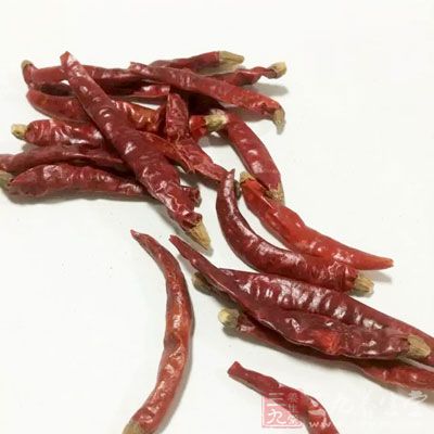 四川豆瓣醬3湯匙,牛油100克,色拉油100克,干辣椒100克,花椒50克 四川豆瓣醬3湯匙,牛油100克,色拉油100克,干辣椒100克,花椒50克