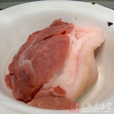 蒜芯200g,瘦肉300g,鹽1/2茶匙,生抽10ml,花生油30ml,清水10ml 蒜芯200g,瘦肉300g,鹽1/2茶匙,生抽10ml,花生油30ml,清水10ml