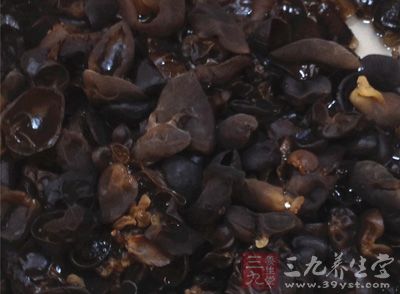 黑木耳50克，雪耳80克，銀杏16粒，芹菜300克，紅蘿卜半個