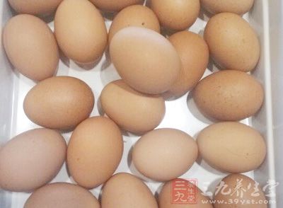 雞蛋兩個,鹽,生抽,蔥花少許 雞蛋兩個,鹽,生抽,蔥花少許