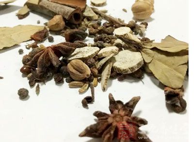豬肝200G,八角,花椒等香料若干,姜,蒜頭和青蒜適量 豬肝200G,八角,花椒等香料若干,姜,蒜頭和青蒜適量