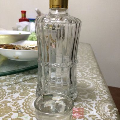 黃色豬肝(1400克),高梁酒(500克),板油(或肥膘)(500克),精鹽(少許) 黃色豬肝(1400克),高梁酒(500克),板油(或肥膘)(500克),精鹽(少許)