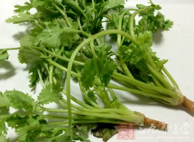 怕上火，於是泡進地道的鎮江老醋裡;口味太單顏色稍遜，那再撒上一把香菜
